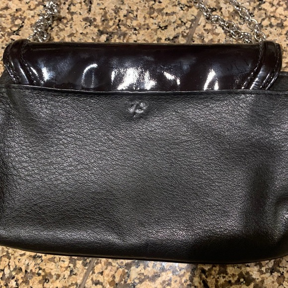 LN BRIGHTON CLUTCH W/CRYSTAL MEDALLION. PEBBLE LEATHER W/PATENT LEATHER TRIM. - Picture 4 of 7